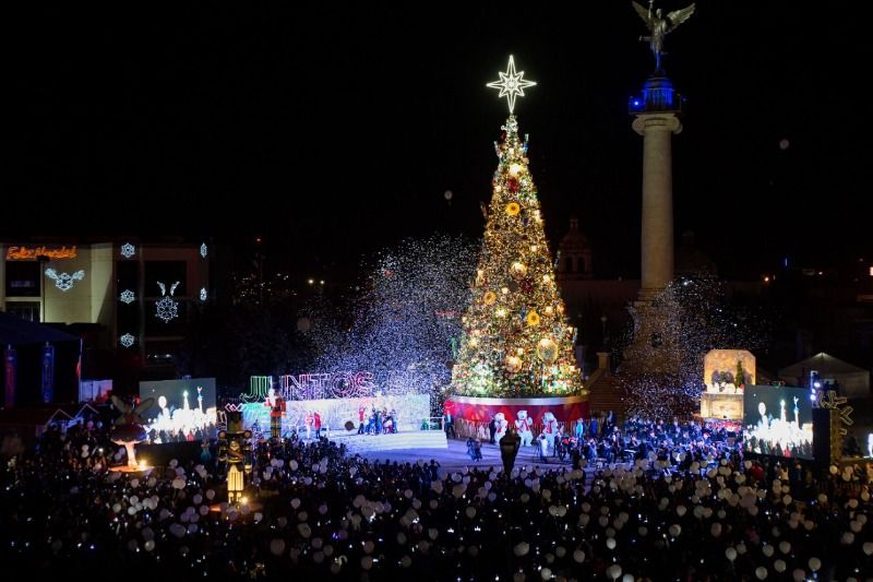 Gigante Árbol de Navidad ilumina la Plaza del Ángel